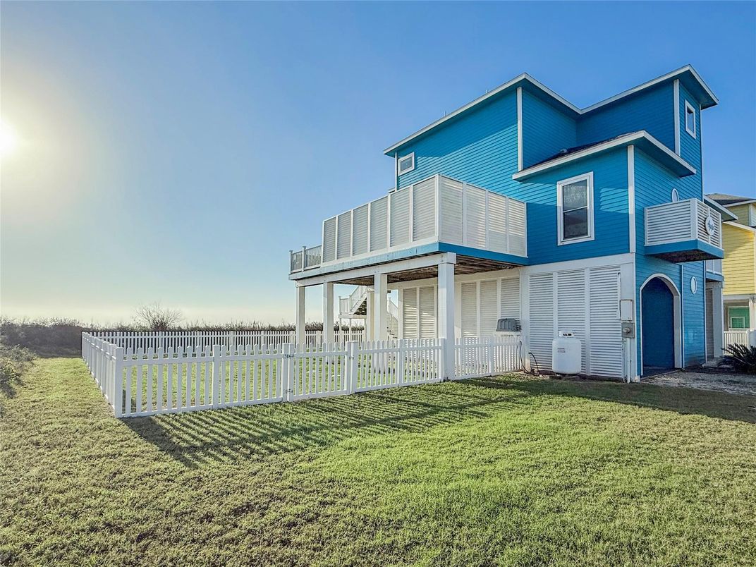 Backyard, Exterior, Facade, Modern