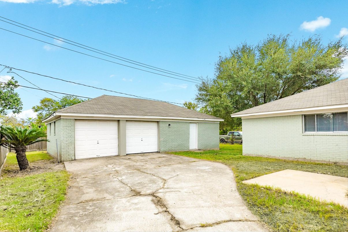 Detached Garage, Exterior