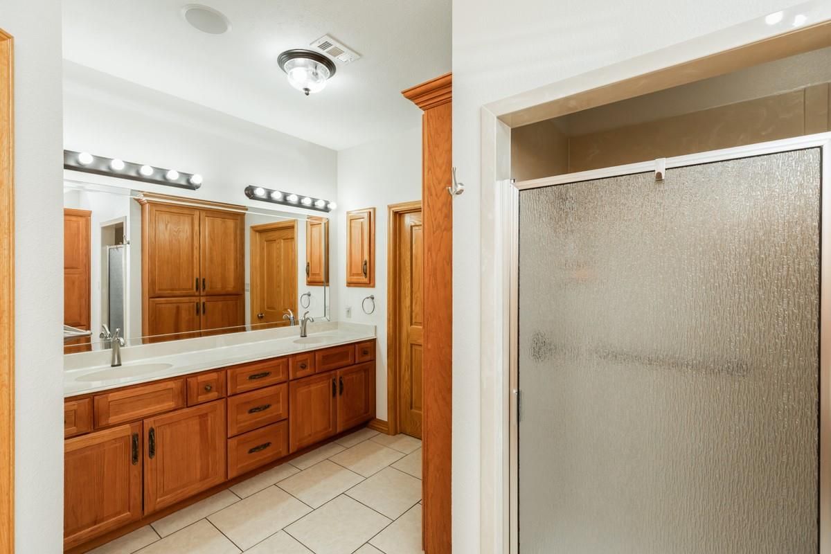 Bathroom, Dual Sink Vanities, Interior