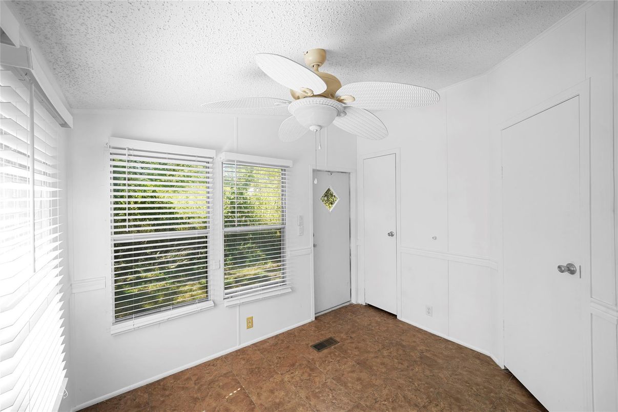Empty room, Interior