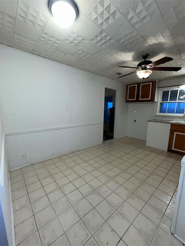 Empty room, Interior