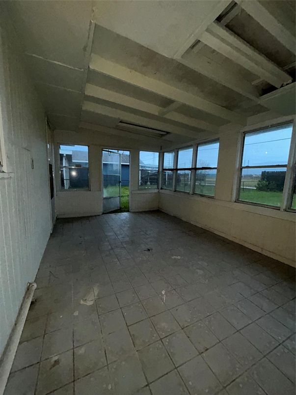 Empty room, Interior