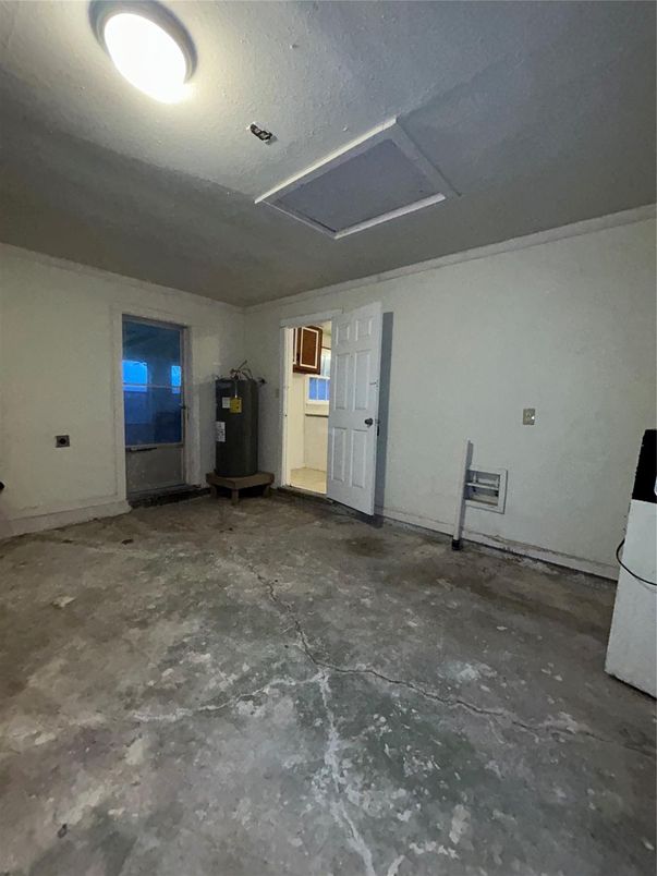 Empty room, Interior