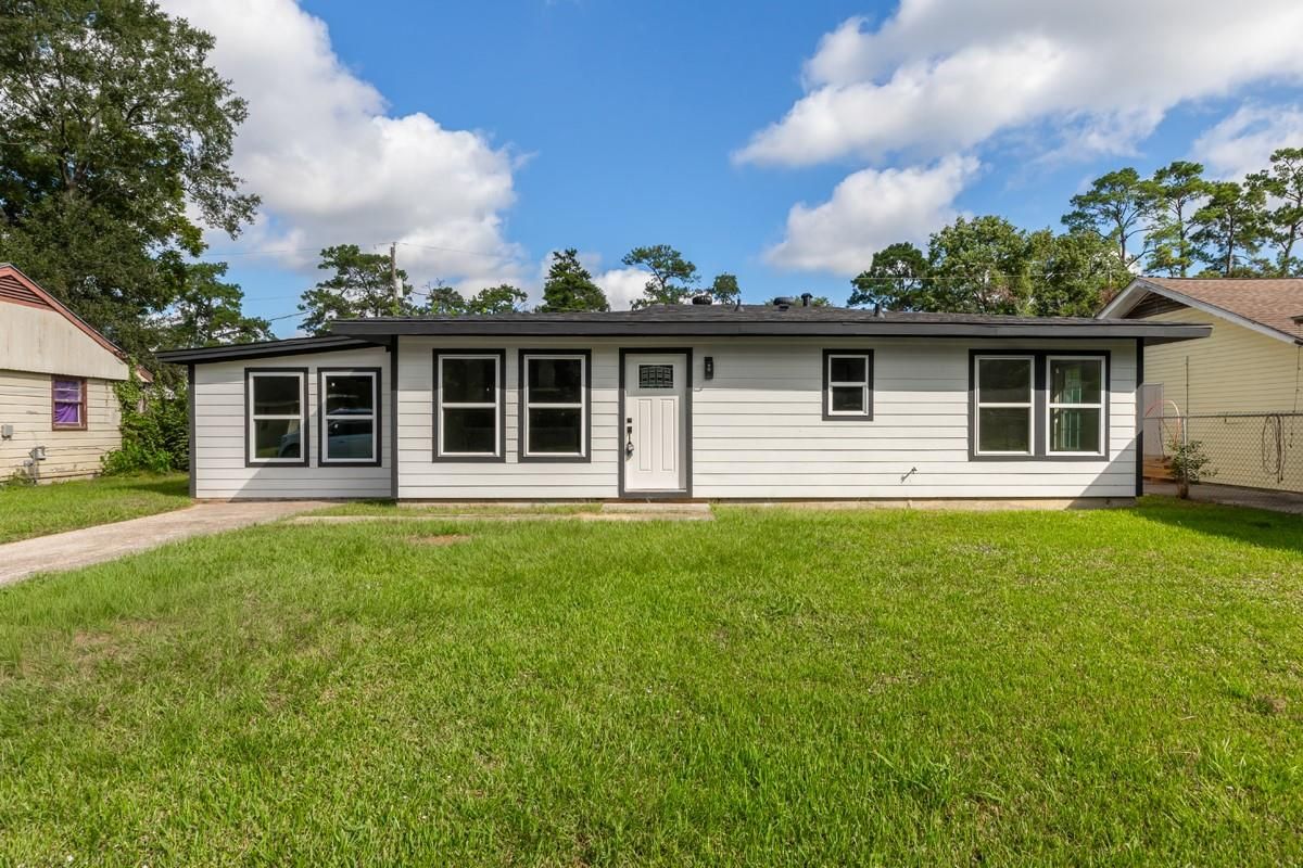 Backyard, Exterior, Facade, Ranch