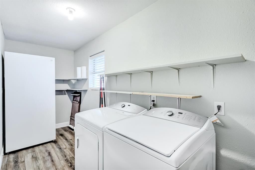 Interior, Washer, Wood Texture Flooring