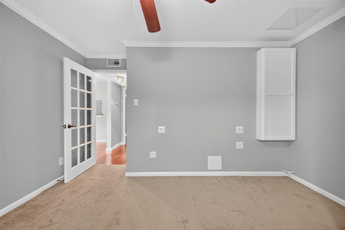 Empty room, Interior