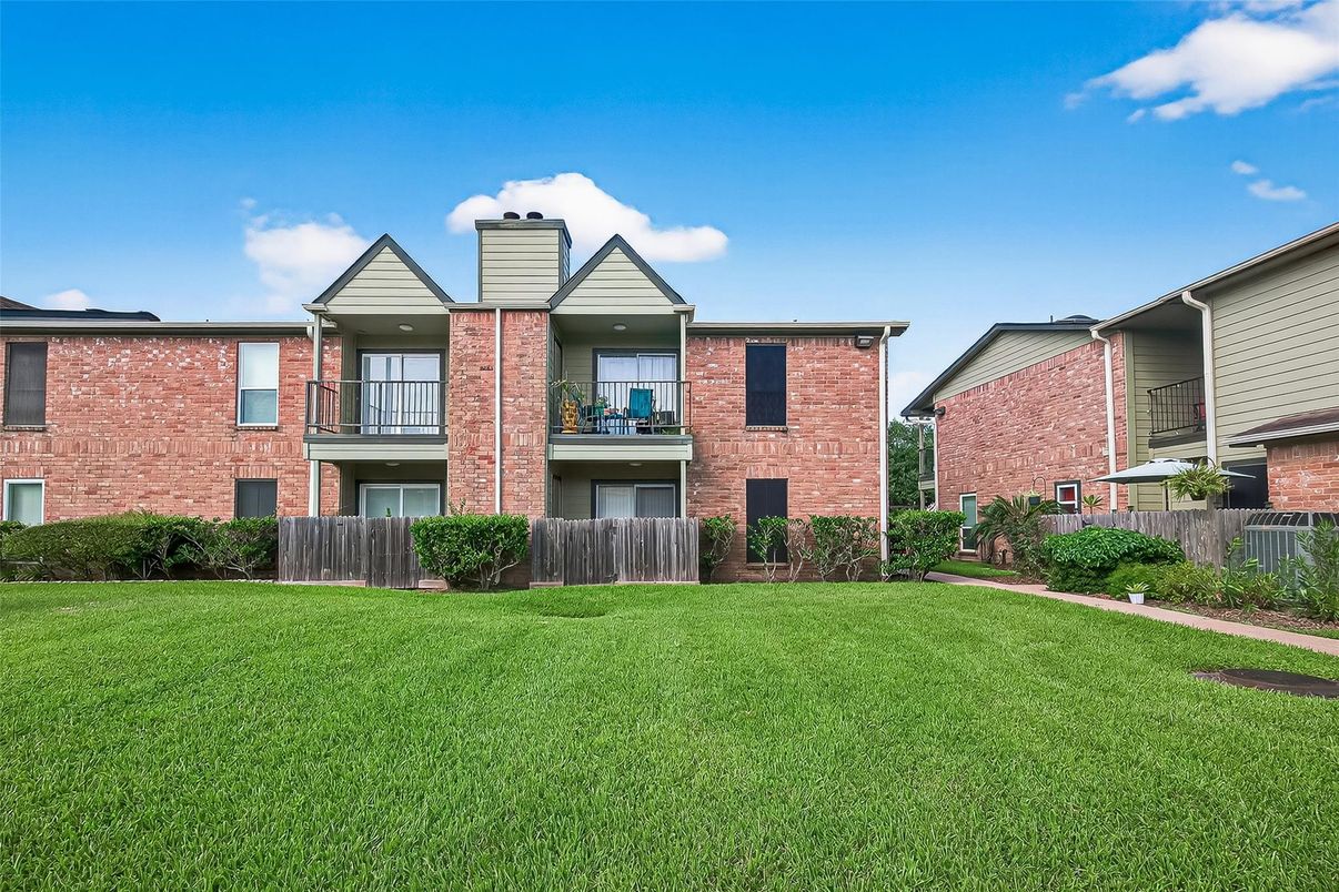 Backyard, Exterior, Facade, Brick Facade, Brick Traditional