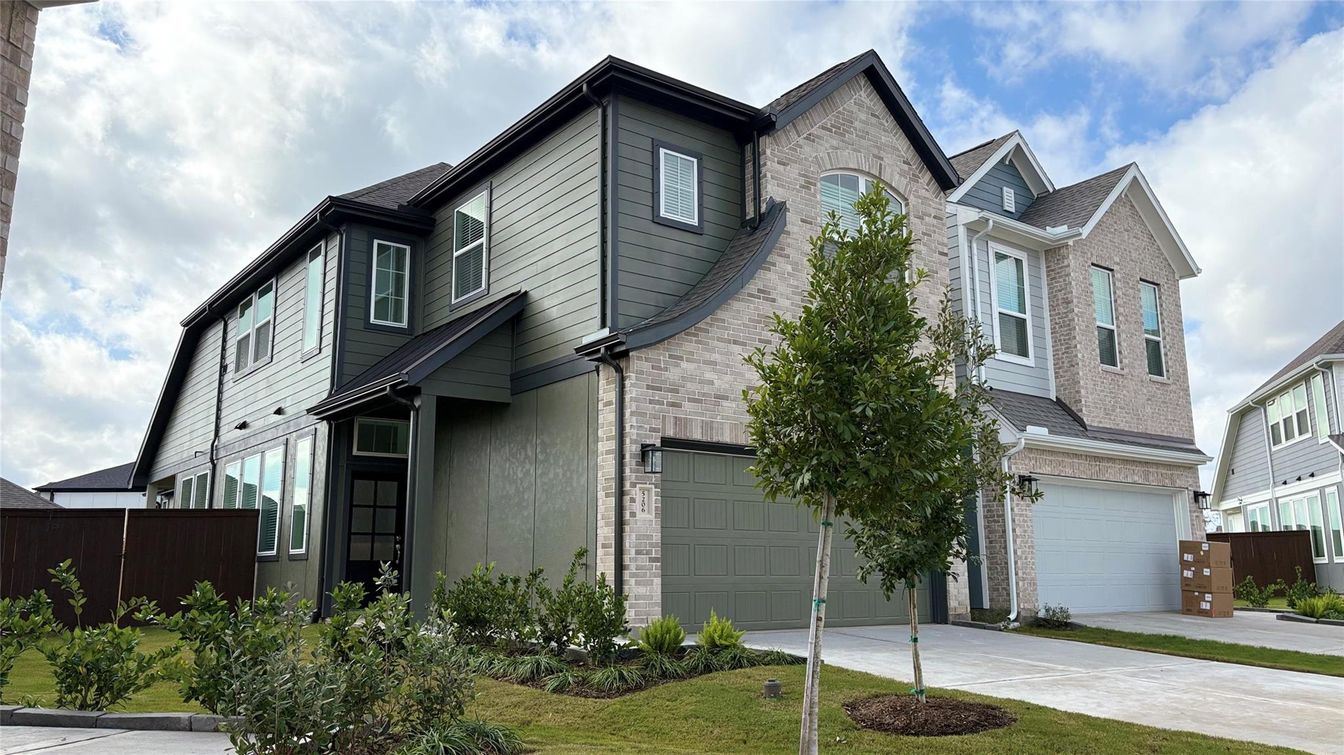 Attached, Exterior, Facade, Rowhouse