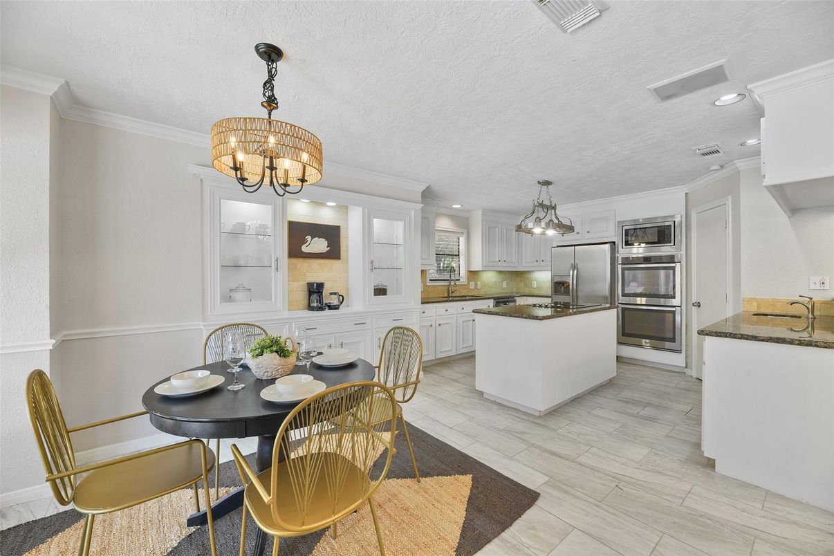 Chandelier, Dining room, Interior, Kitchen, Recessed Lighting, Stainless Steel Appliances