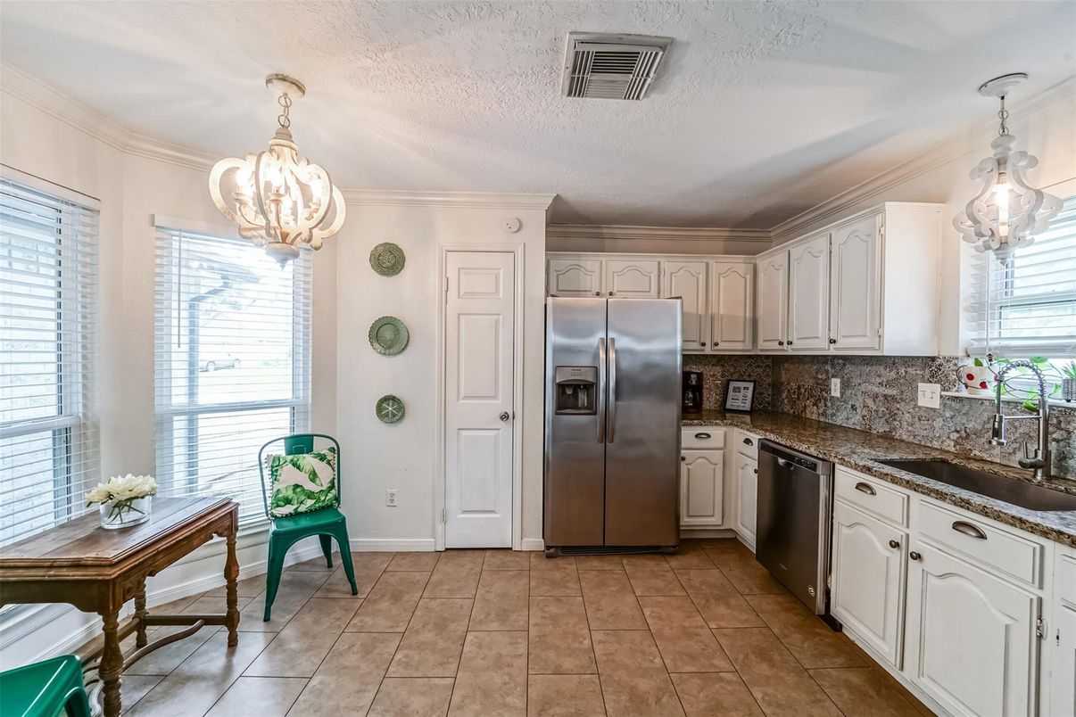 Dining room, Interior, Kitchen, Pendant Lights, Stainless Steel Appliances