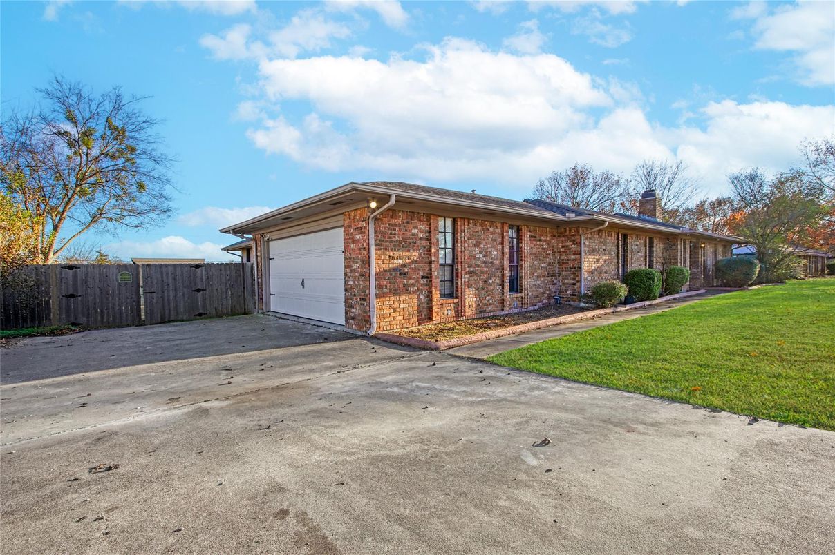 Attached, Exterior, Facade, Brick Facade, Ranch