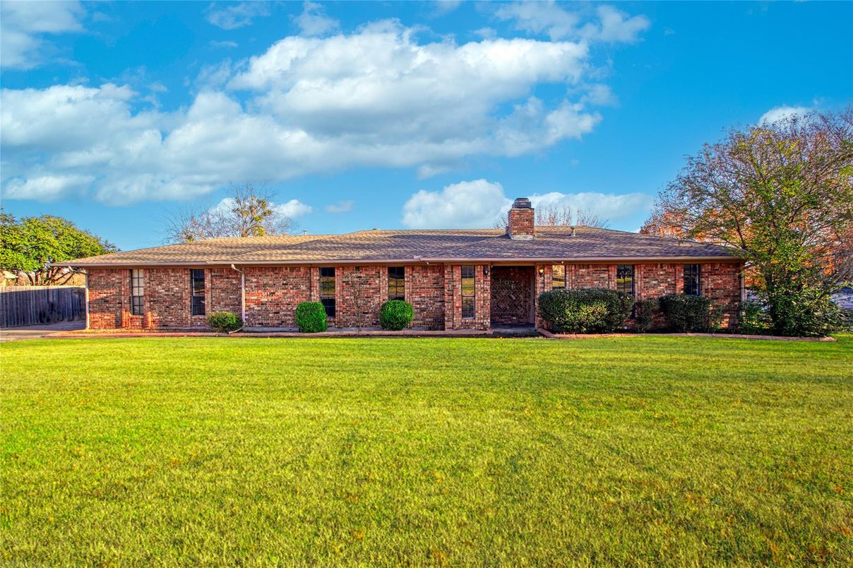 Exterior, Facade, Brick Facade, Ranch