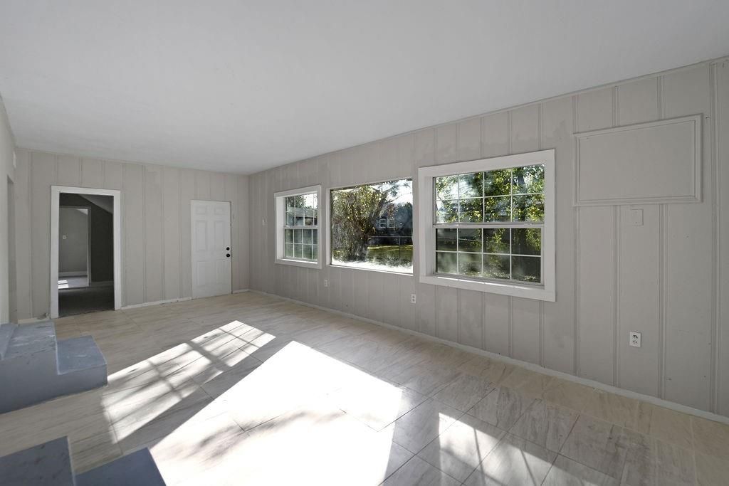 Empty room, Interior