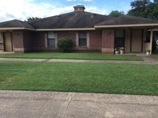 Backyard, Exterior, Facade, Brick Facade, Ranch