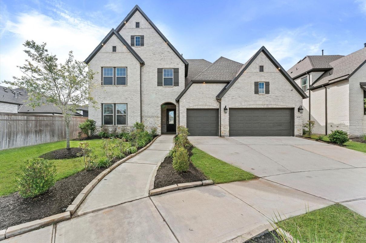 Attached, Exterior, Facade, Brick Traditional