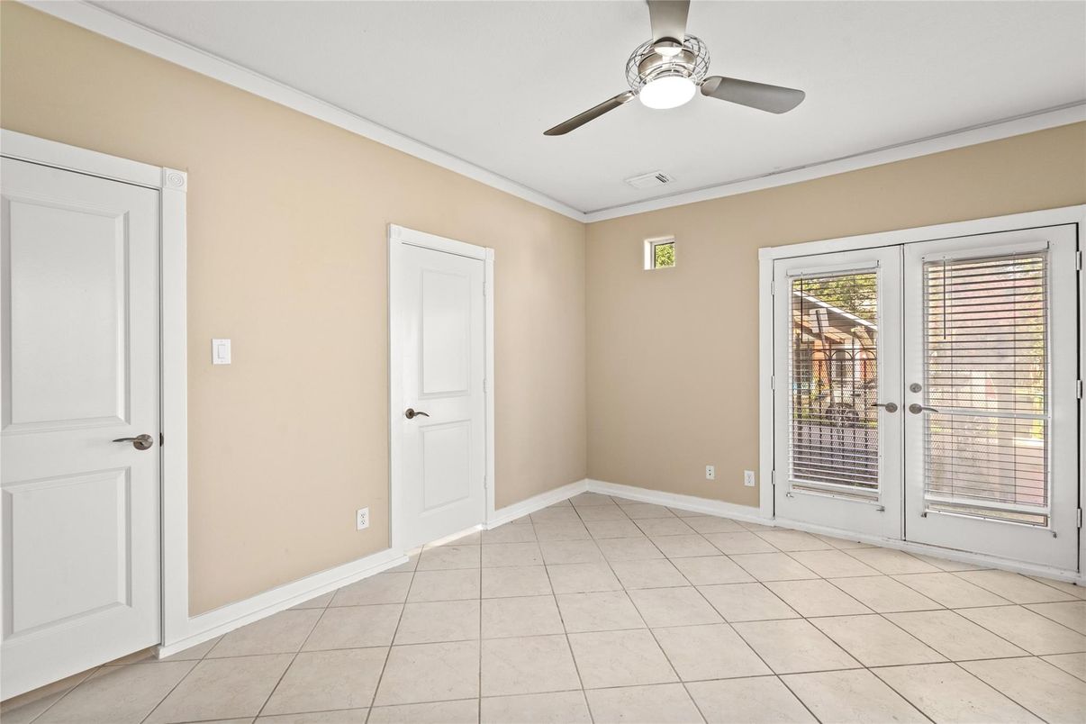 Empty room, Interior