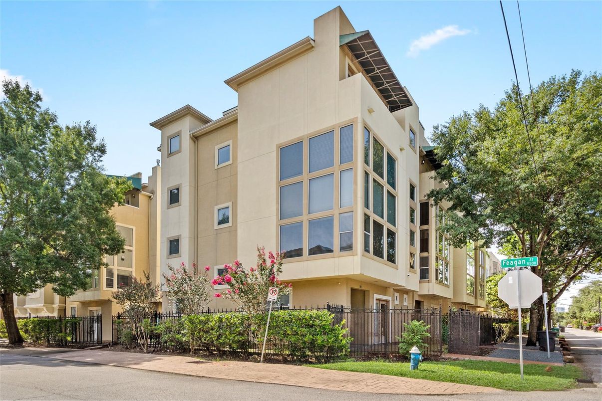 Exterior, Facade, Condo Building