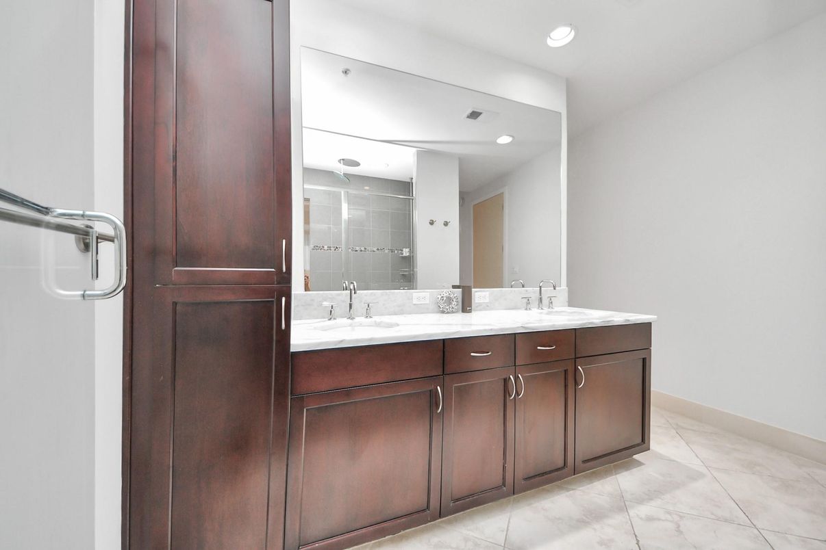 Bathroom, Dual Sink Vanities, Interior, Recessed Lighting