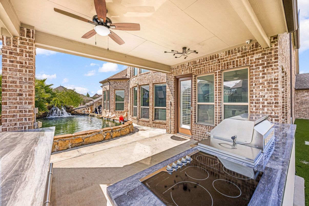 Exterior, Outdoor Kitchen, Water