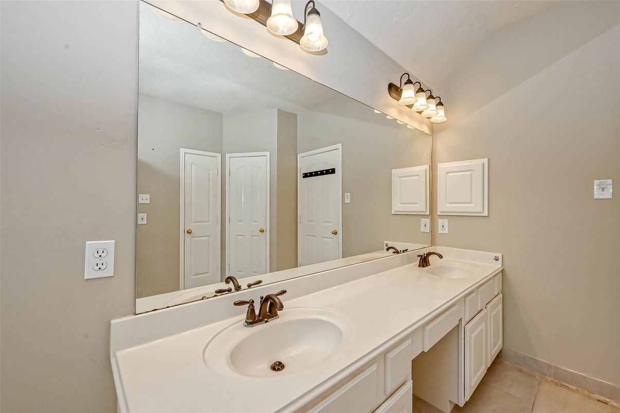 Bathroom, Dual Sink Vanities, Interior
