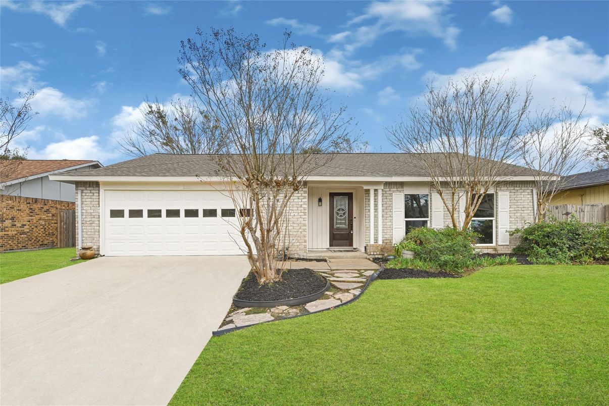 Attached, Exterior, Facade, Ranch