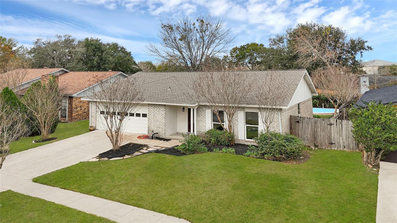 Attached, Exterior, Facade, Cape Cod