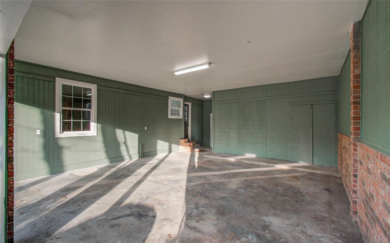 Empty room, Interior