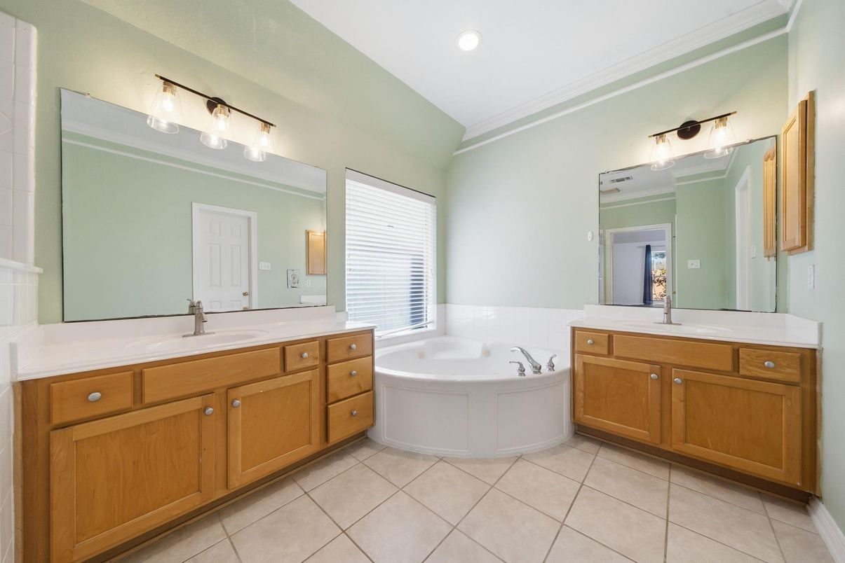 Bathroom, Dual Sink Vanities, Interior, Recessed Lighting