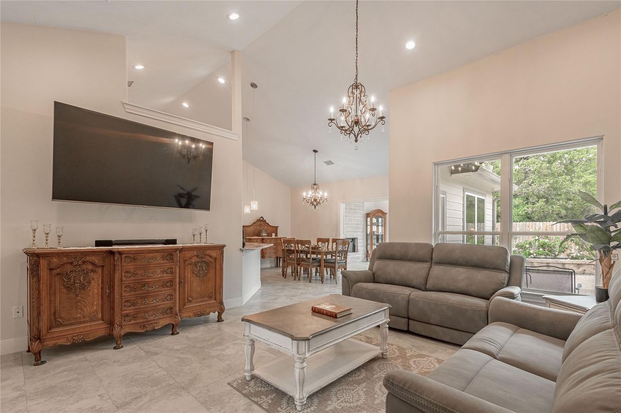 Chandelier, Dining room, Interior, Living room, Pendant Lights, Recessed Lighting