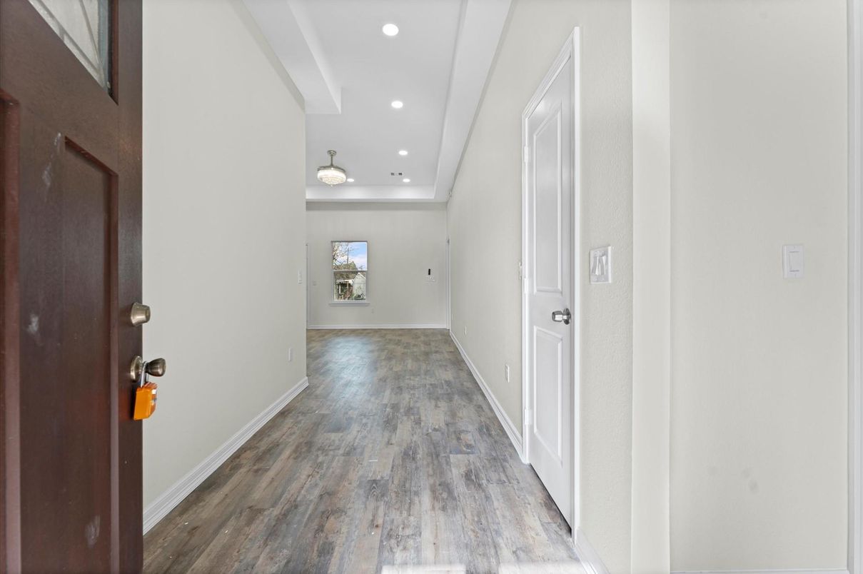 Interior, Recessed Lighting, Wood Texture Flooring