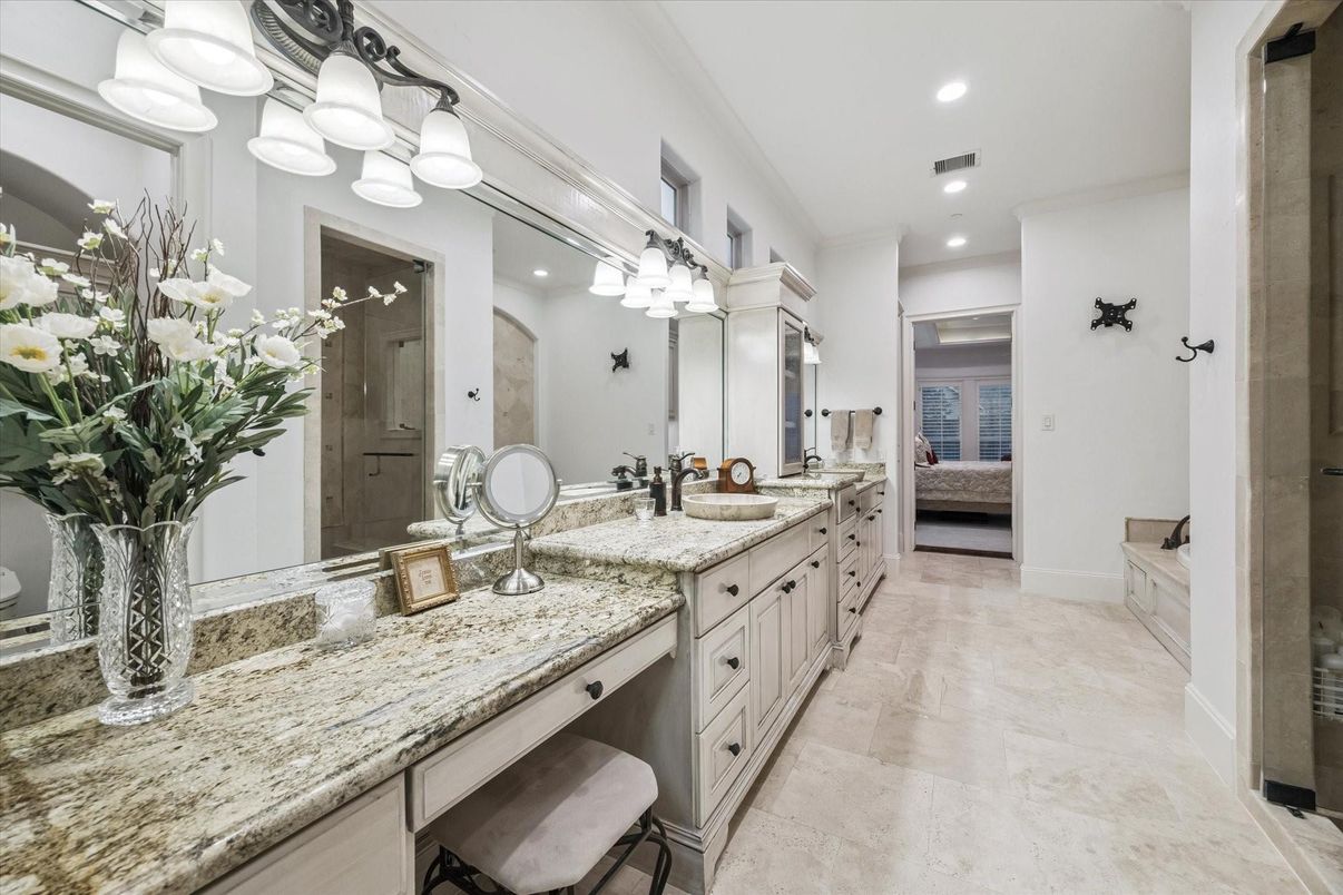 Bathroom, Dual Sink Vanities, Interior, Recessed Lighting