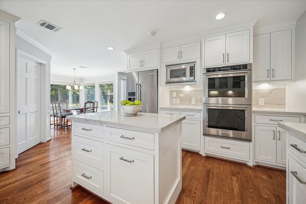 Chandelier, Dining room, Interior, Kitchen, Pendant Lights, Recessed Lighting, Stainless Steel Appliances, Wood Texture Flooring