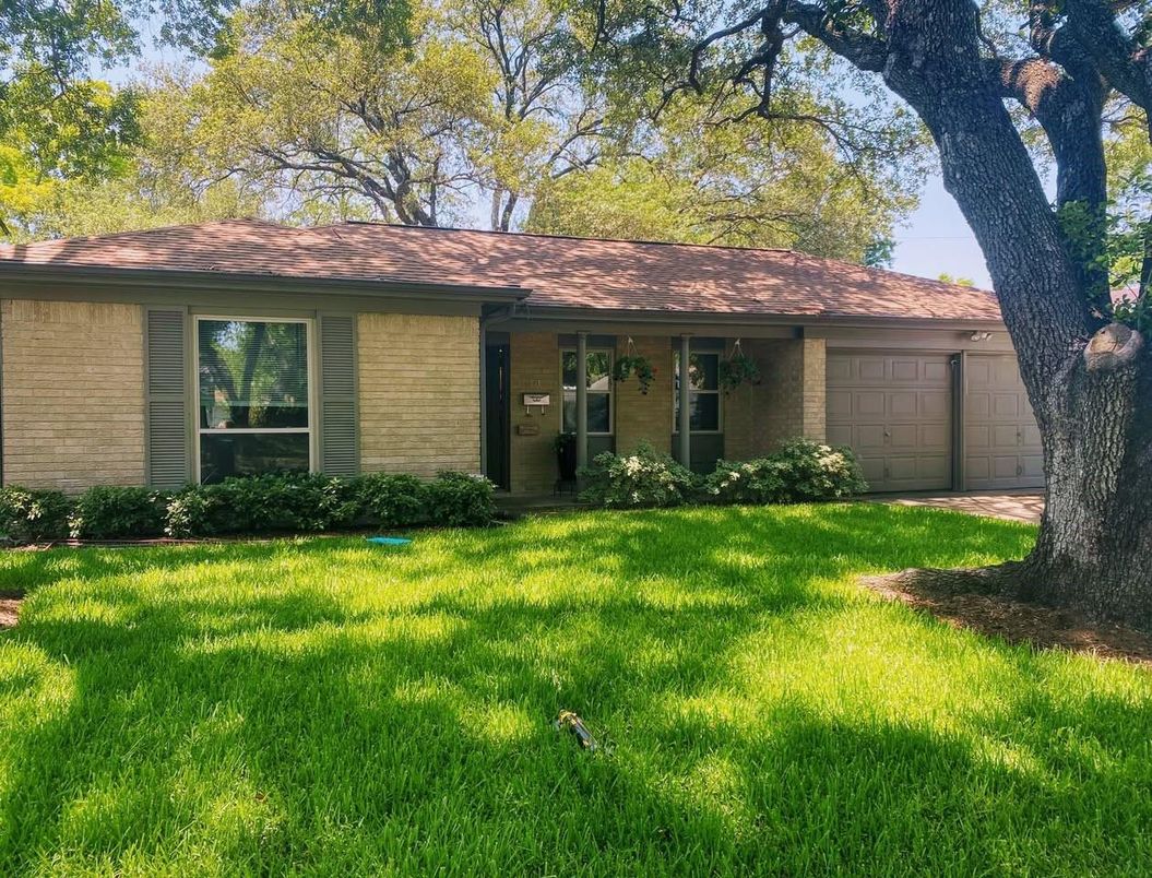 Attached, Exterior, Facade, Brick Facade, Ranch