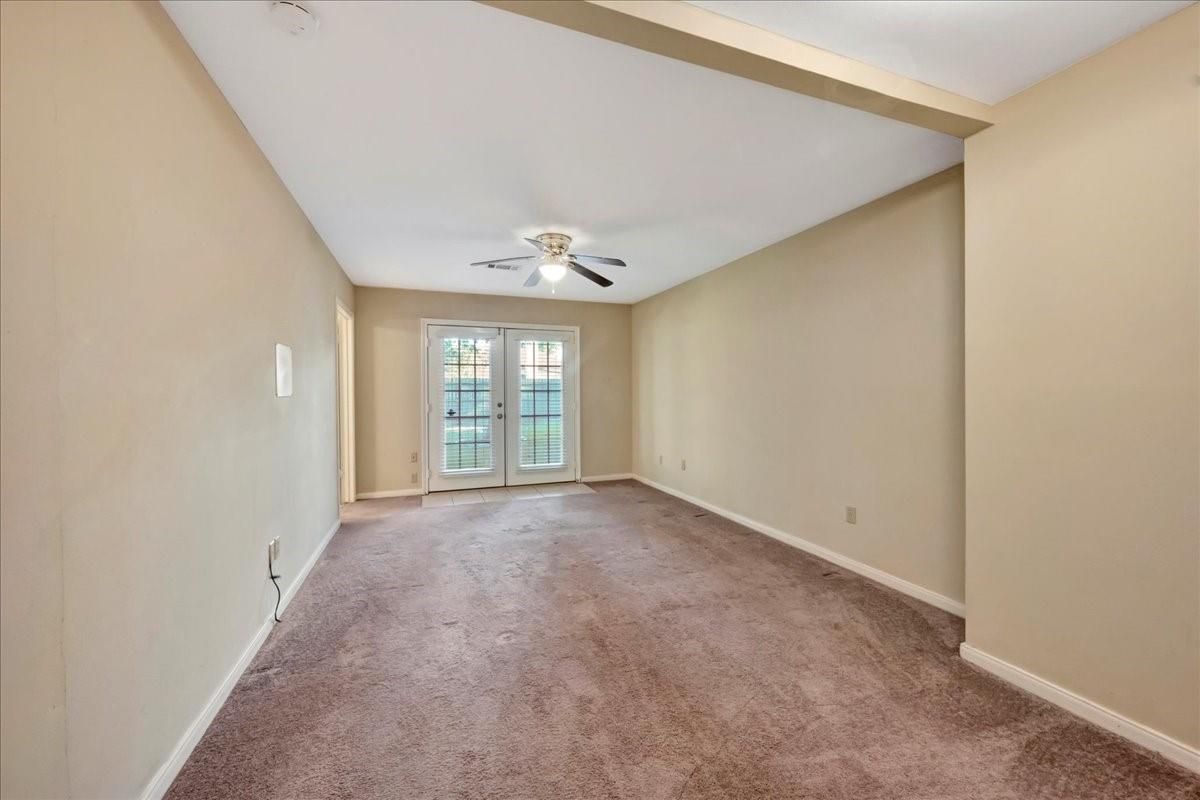 Empty room, Interior