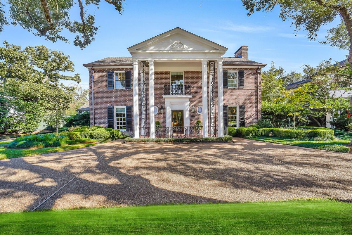 Exterior, Facade, Brick Facade, Georgian