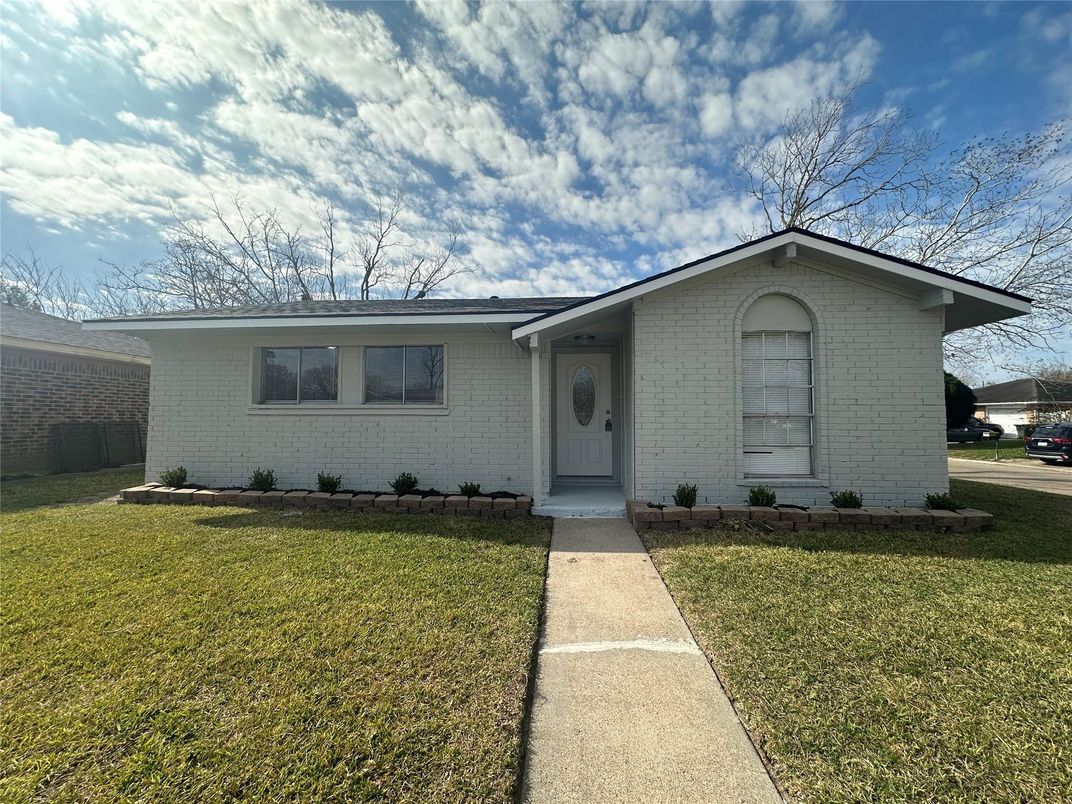 Exterior, Facade, Ranch