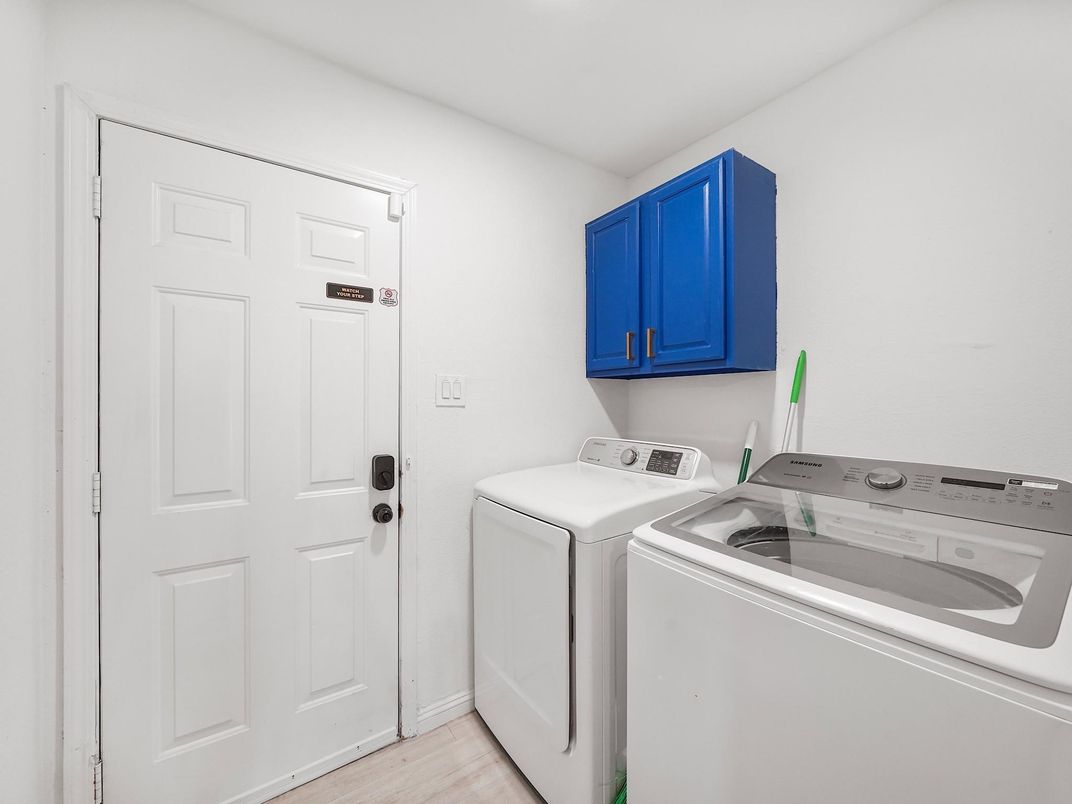 Interior, Washer, Wood Texture Flooring