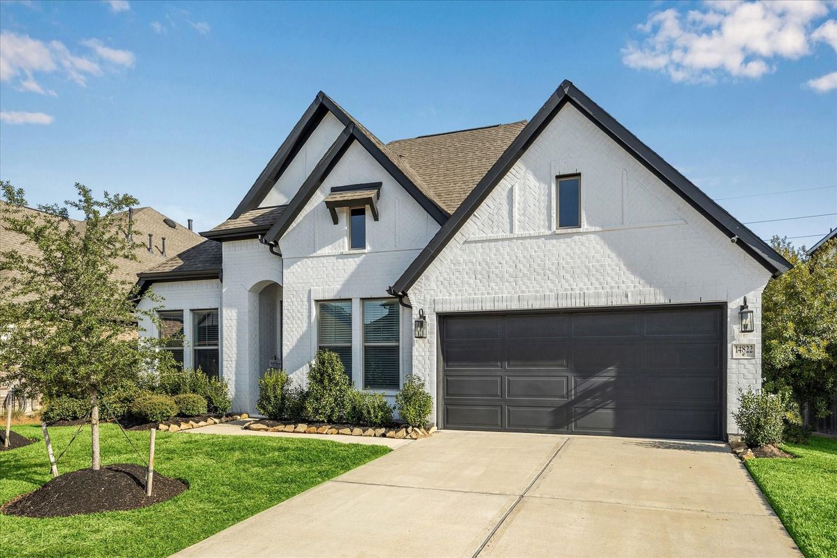 Attached, Exterior, Facade, Farmhouse