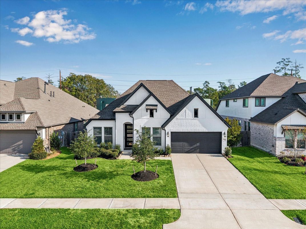 Attached, Exterior, Facade, Farmhouse
