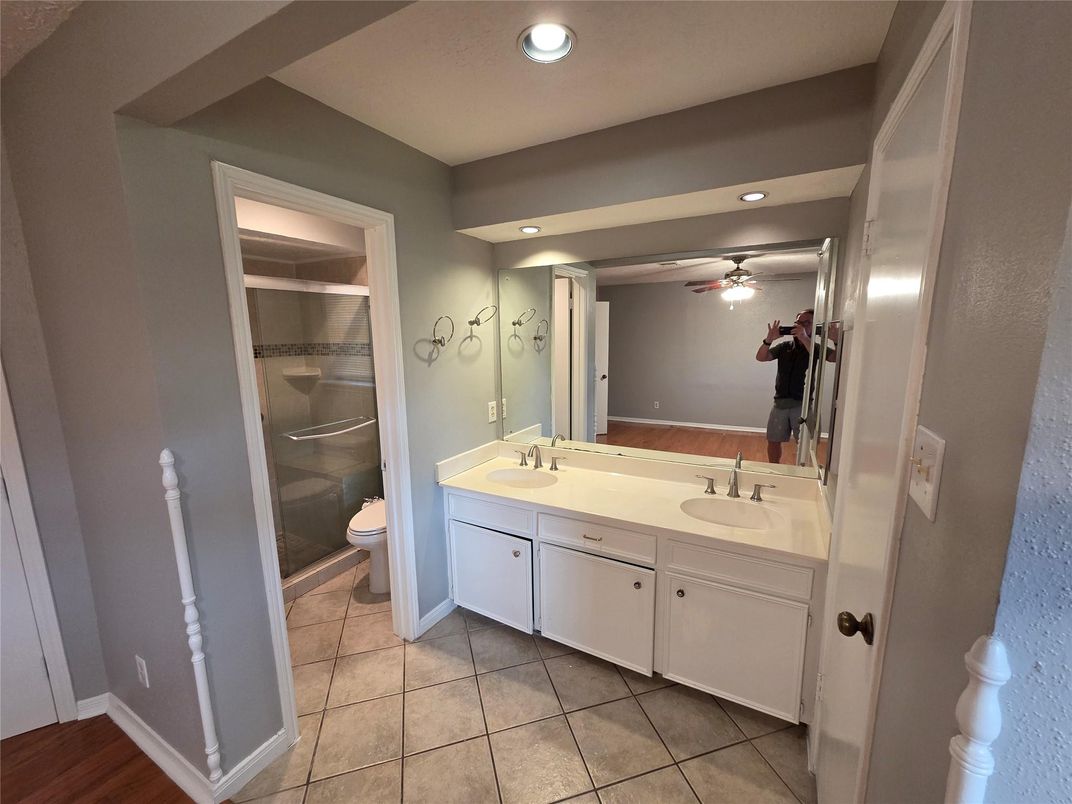 Bathroom, Dual Sink Vanities, Interior, Recessed Lighting