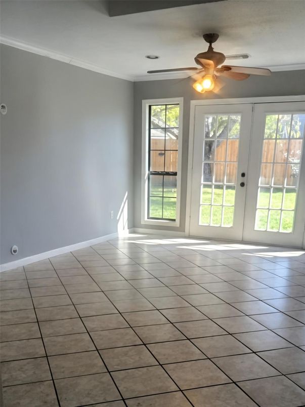 Empty room, Interior