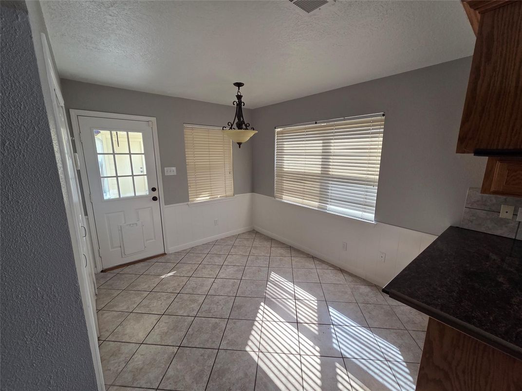 Empty room, Interior, Pendant Lights