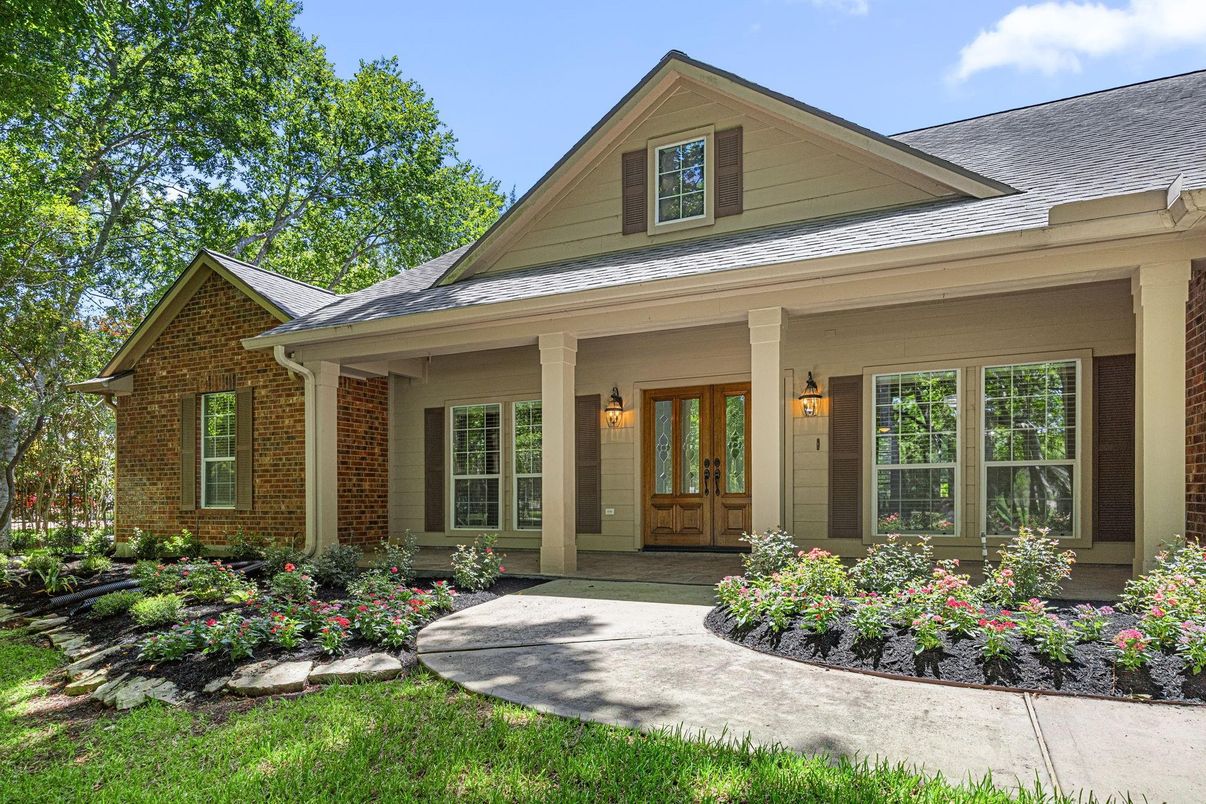 Exterior, Facade, Brick Facade, Ranch