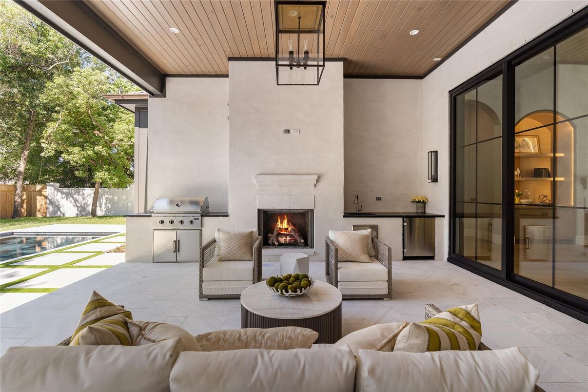 Exterior, Fireplace, Outdoor Kitchen