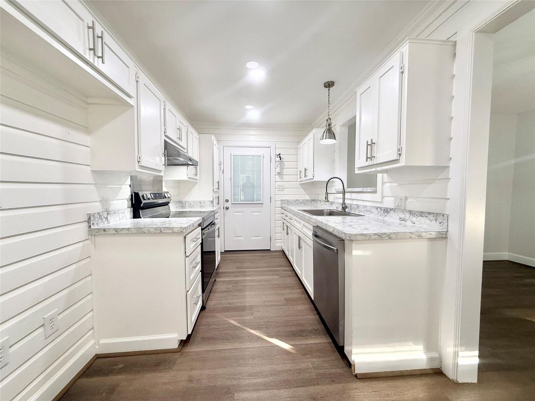 Interior, Kitchen, Pendant Lights, Recessed Lighting, Wood Texture Flooring
