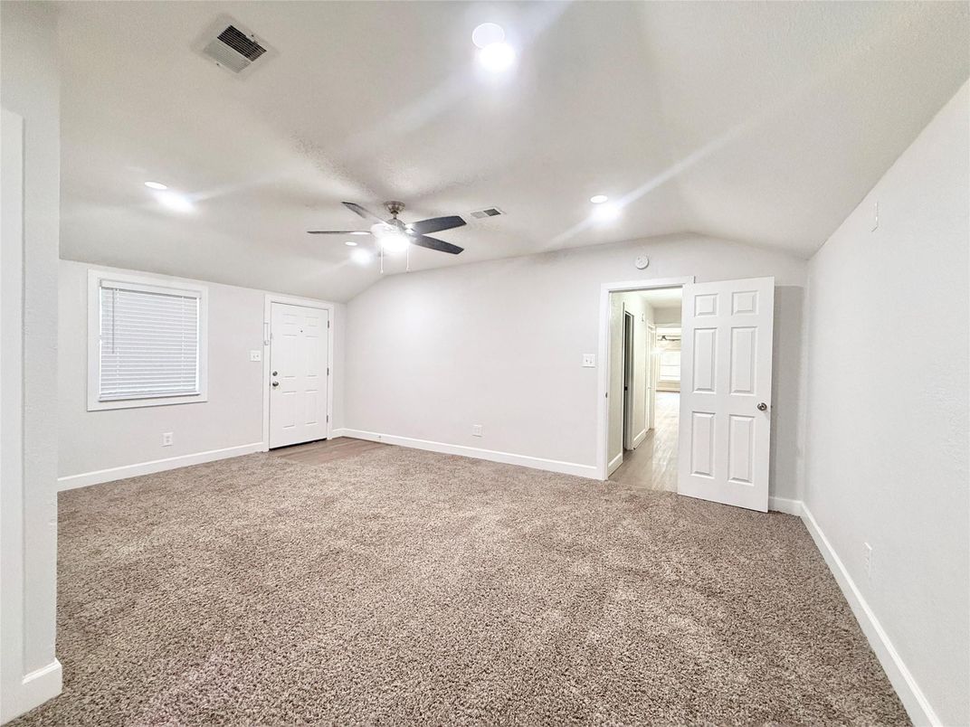 Empty room, Interior, Recessed Lighting