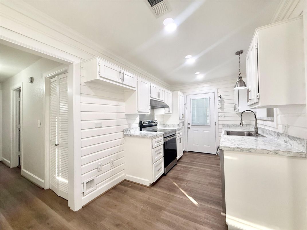 Interior, Kitchen, Pendant Lights, Recessed Lighting, Wood Texture Flooring