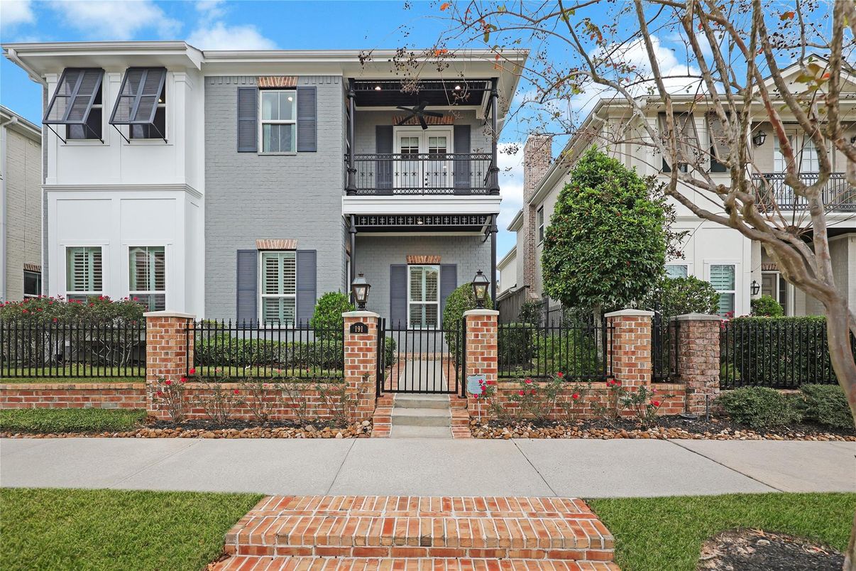 Exterior, Facade, Rowhouse