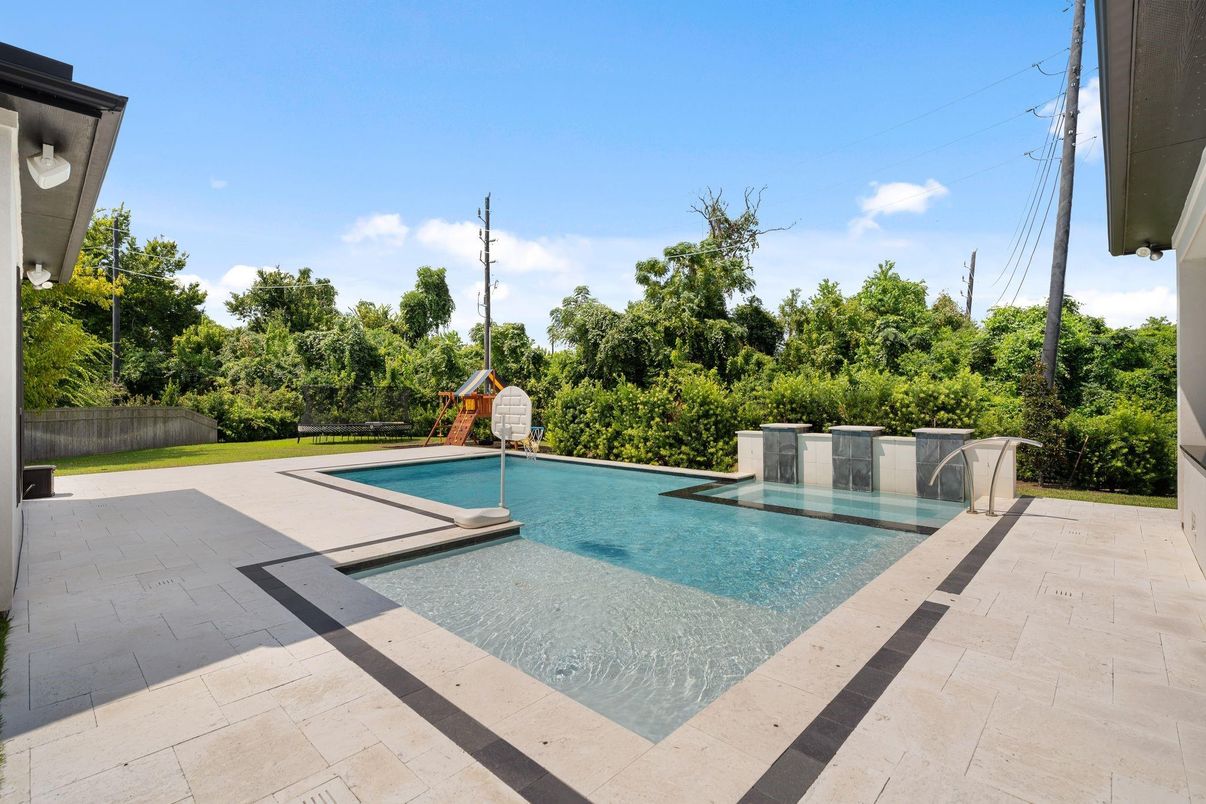 Exterior, Playground, Pool