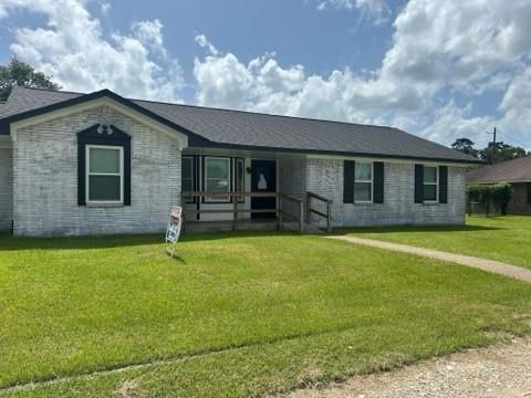 Backyard, Exterior, Facade, Brick Facade, Ranch